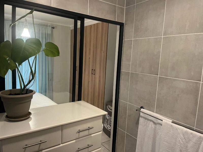 3 bedroom and two bath apartment for rent in Linbro Park - Photo 10