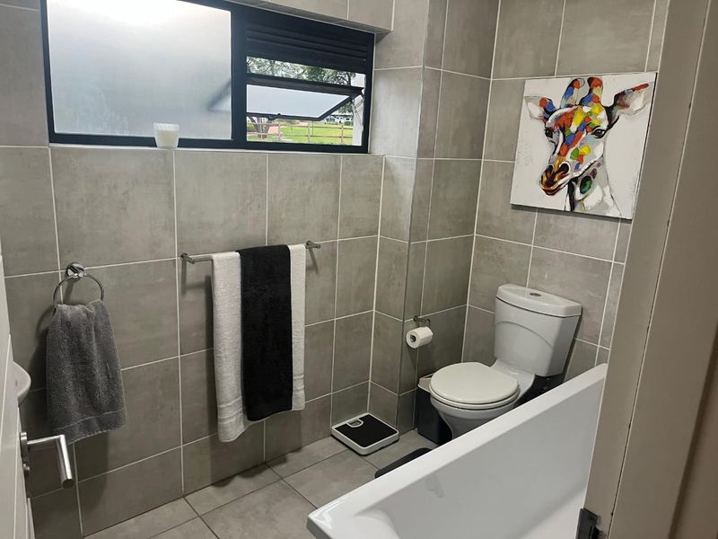 3 bedroom and two bath apartment for rent in Linbro Park - Photo 9
