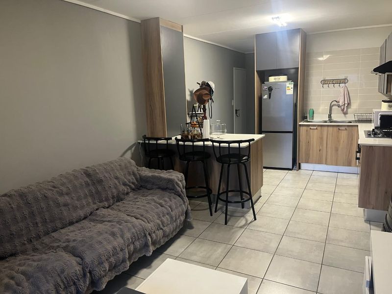 3 bedroom and two bath apartment for rent in Linbro Park - Photo 3