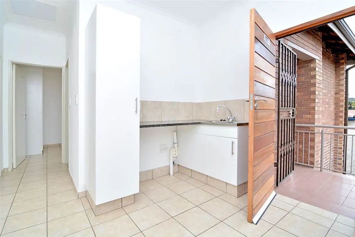 2 bedroom and 1 bathroom apartment  for sale in Edenvale call  us Now!! - Photo 4