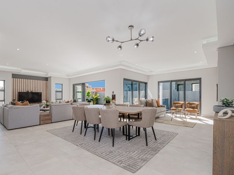 Signature Estate Living with 4 En-Suite Bedrooms, Private Study and Pool - Photo 2