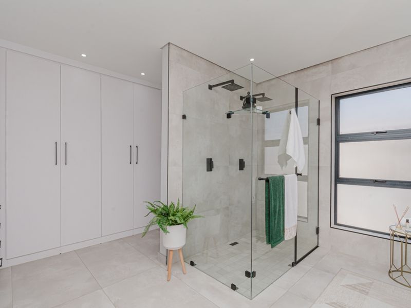 Signature Estate Living with 4 En-Suite Bedrooms, Private Study and Pool - Photo 9