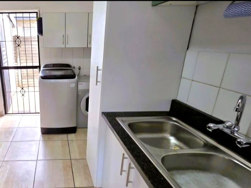 Spacious charming and bright  4 bedroom 3 bathroom family home in Veld En Vlei - Photo 4