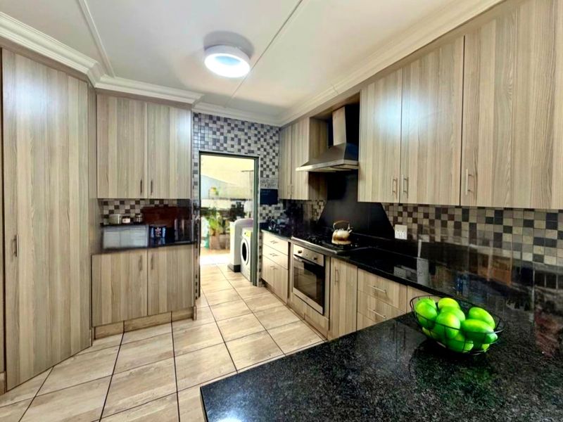 Spacious charming and bright  4 bedroom 3 bathroom family home in Veld En Vlei - Photo 3