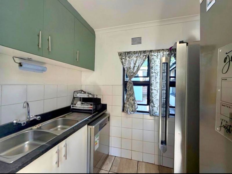 Spacious charming and bright  4 bedroom 3 bathroom family home in Veld En Vlei - Photo 5