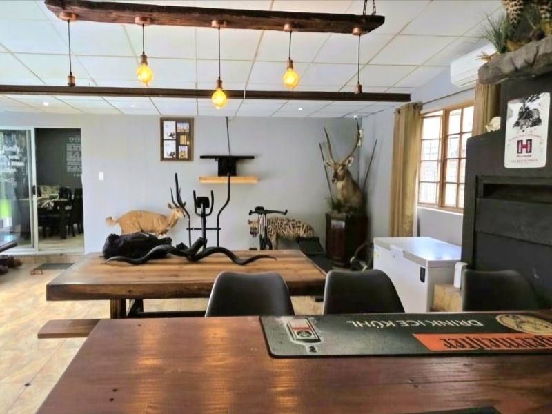 Spacious charming and bright  4 bedroom 3 bathroom family home in Veld En Vlei - Photo 10