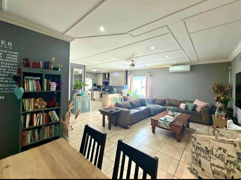 Spacious charming and bright  4 bedroom 3 bathroom family home in Veld En Vlei - Photo 8