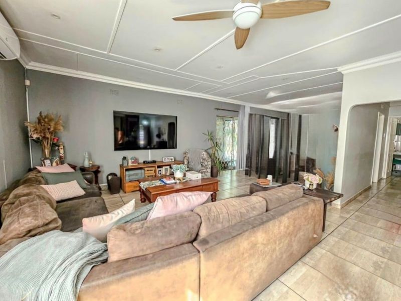 Spacious charming and bright  4 bedroom 3 bathroom family home in Veld En Vlei - Photo 7