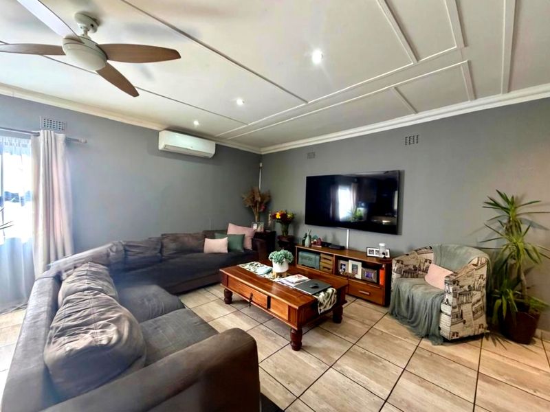 Spacious charming and bright  4 bedroom 3 bathroom family home in Veld En Vlei - Photo 6