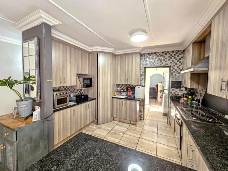 Spacious charming and bright  4 bedroom 3 bathroom family home in Veld En Vlei - Photo 2