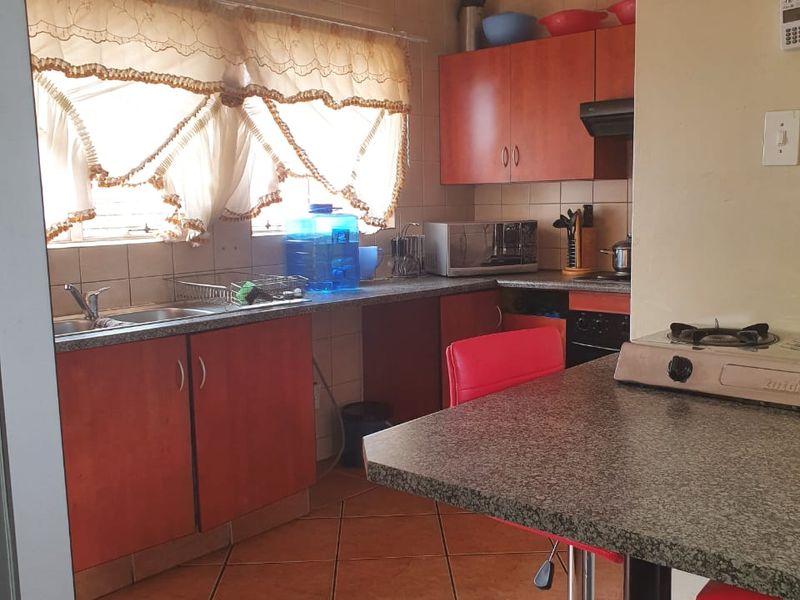 For Sale – Modern 3-Bedroom Townhouse in a Secure Estate - Photo 2