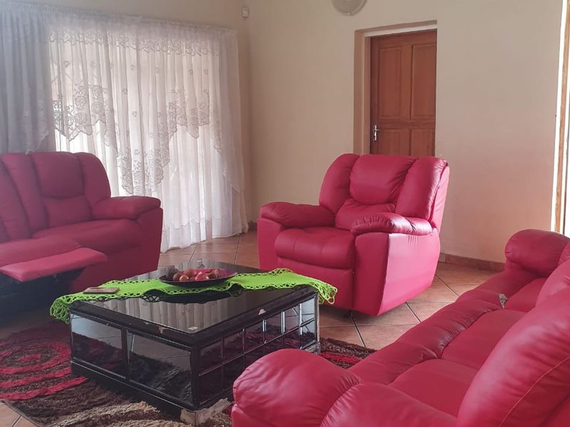 For Sale – Modern 3-Bedroom Townhouse in a Secure Estate - Photo 4