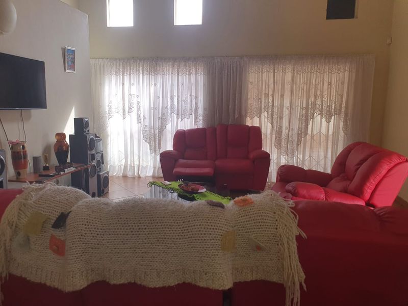 For Sale – Modern 3-Bedroom Townhouse in a Secure Estate - Photo 1