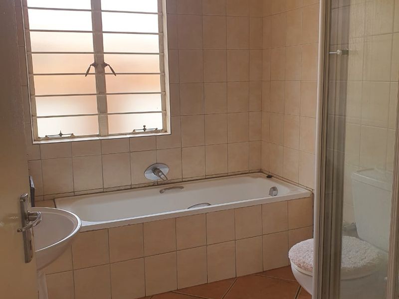 For Sale – Modern 3-Bedroom Townhouse in a Secure Estate - Photo 10
