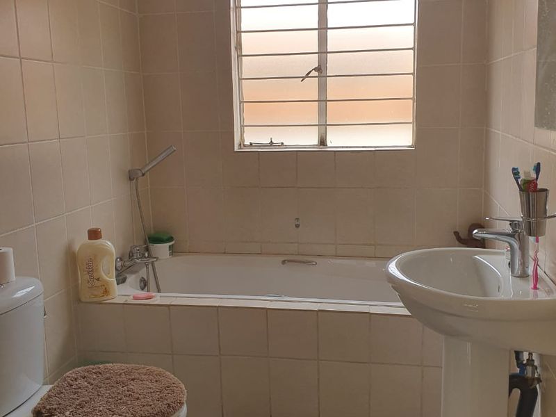 For Sale – Modern 3-Bedroom Townhouse in a Secure Estate - Photo 8