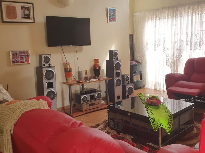 For Sale – Modern 3-Bedroom Townhouse in a Secure Estate - Photo 3