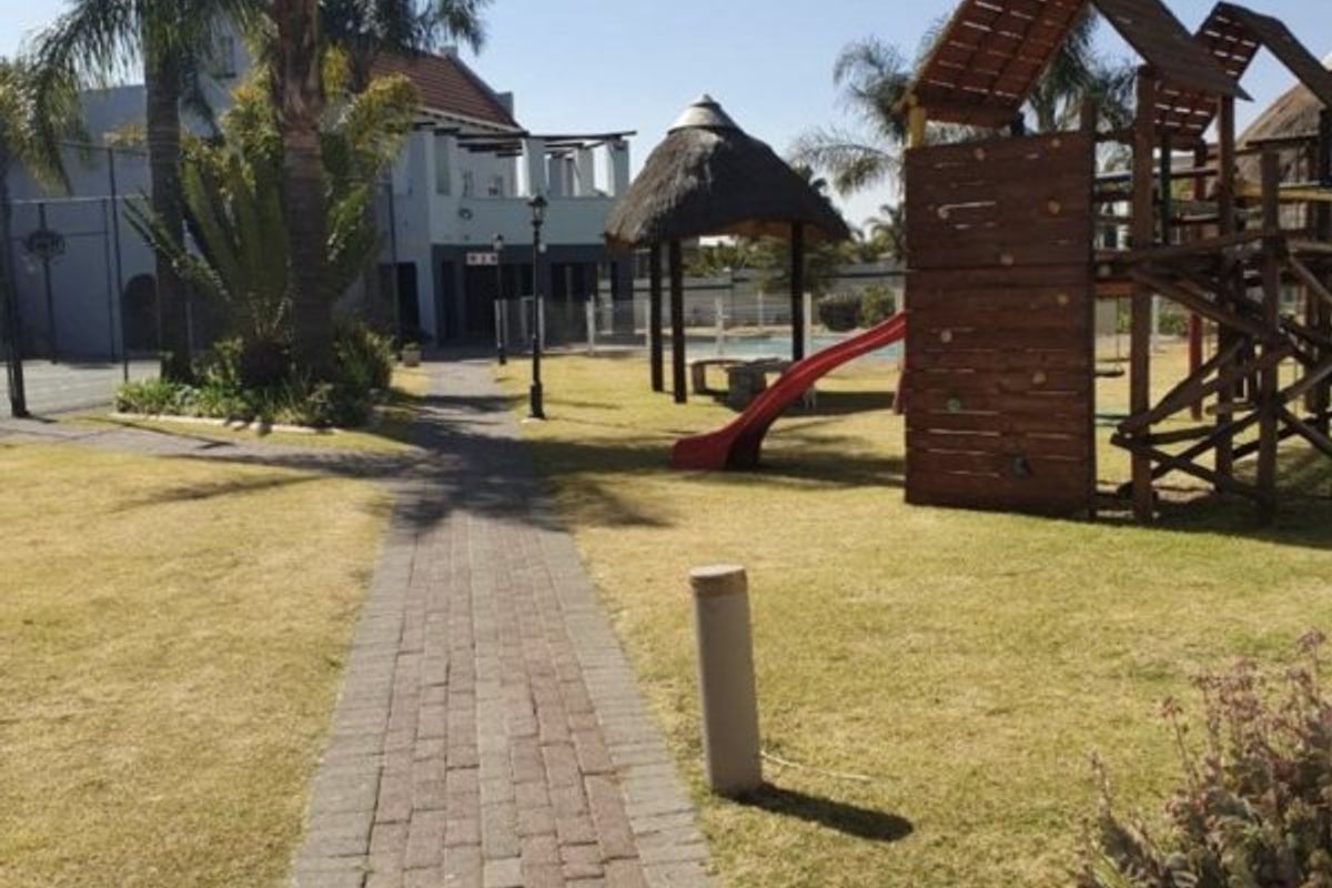 Spacious 3-Bedroom Corner Duplex with a Huge Garden! - Photo 2
