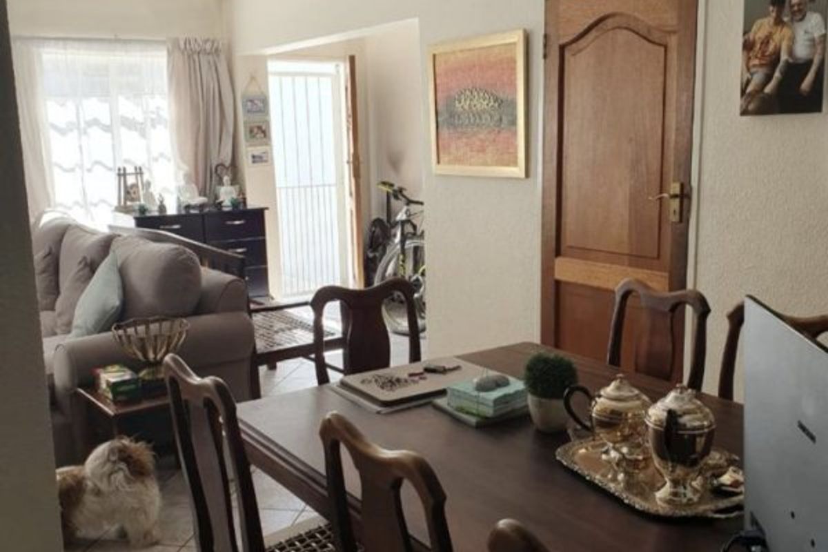 Spacious 3-Bedroom Corner Duplex with a Huge Garden! - Photo 4