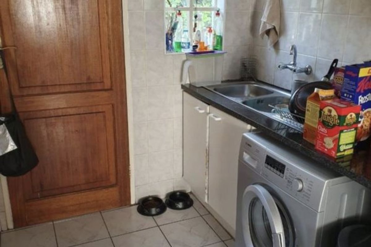 Spacious 3-Bedroom Corner Duplex with a Huge Garden! - Photo 3