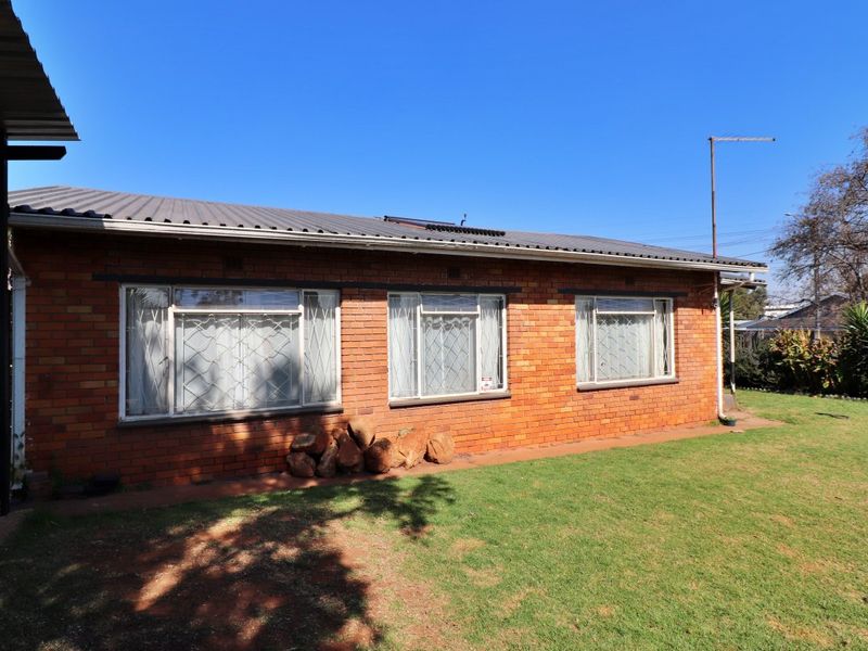Spacious 4-Bedroom Family Home on a Corner Stand! - Photo 3
