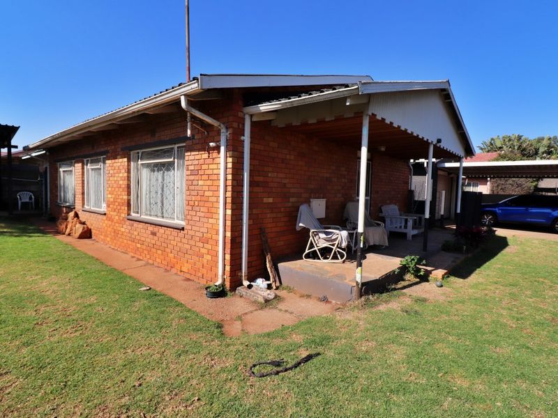 Spacious 4-Bedroom Family Home on a Corner Stand! - Photo 8