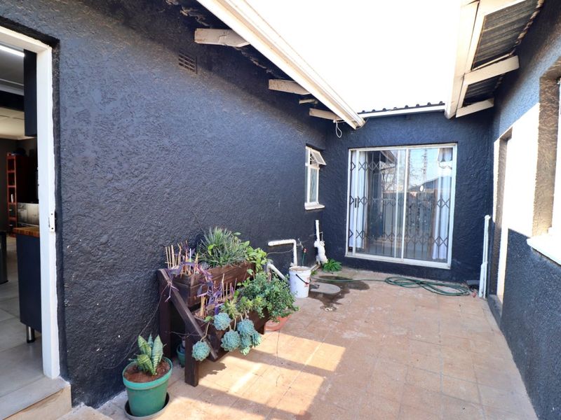 Spacious 4-Bedroom Family Home on a Corner Stand! - Photo 7