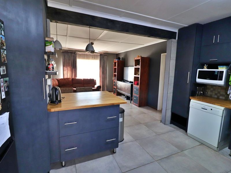Exquisite 4-Bedroom Family Home for Sale in Klopperpark - Photo 5