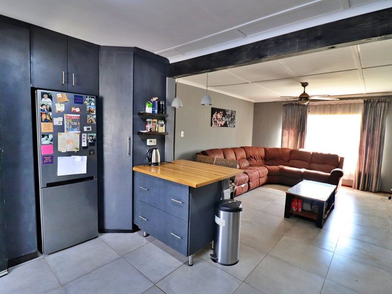 Exquisite 4-Bedroom Family Home for Sale in Klopperpark - Photo 4