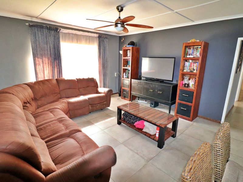 Exquisite 4-Bedroom Family Home for Sale in Klopperpark - Photo 2