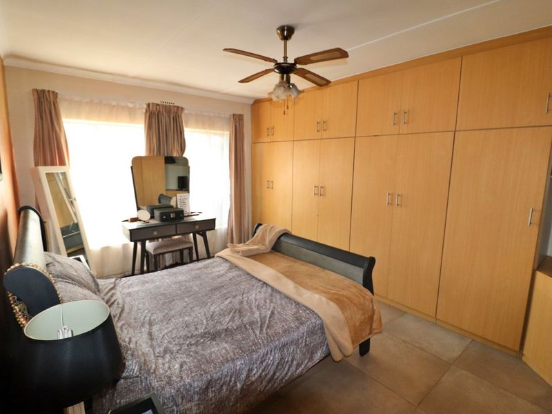 Exquisite 4-Bedroom Family Home for Sale in Klopperpark - Photo 9