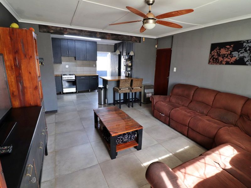 Exquisite 4-Bedroom Family Home for Sale in Klopperpark - Photo 6