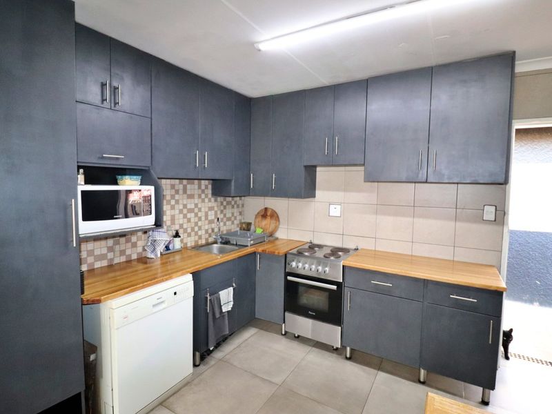 Exquisite 4-Bedroom Family Home for Sale in Klopperpark - Photo 3