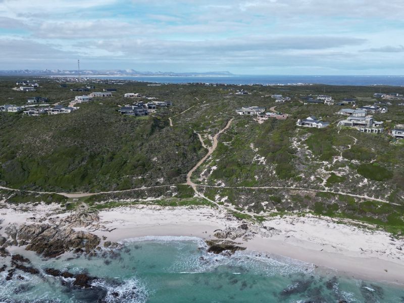 Vacant land in the most upmarket area in Gansbaai. Beautiful sea and mountain views.  - Photo 1
