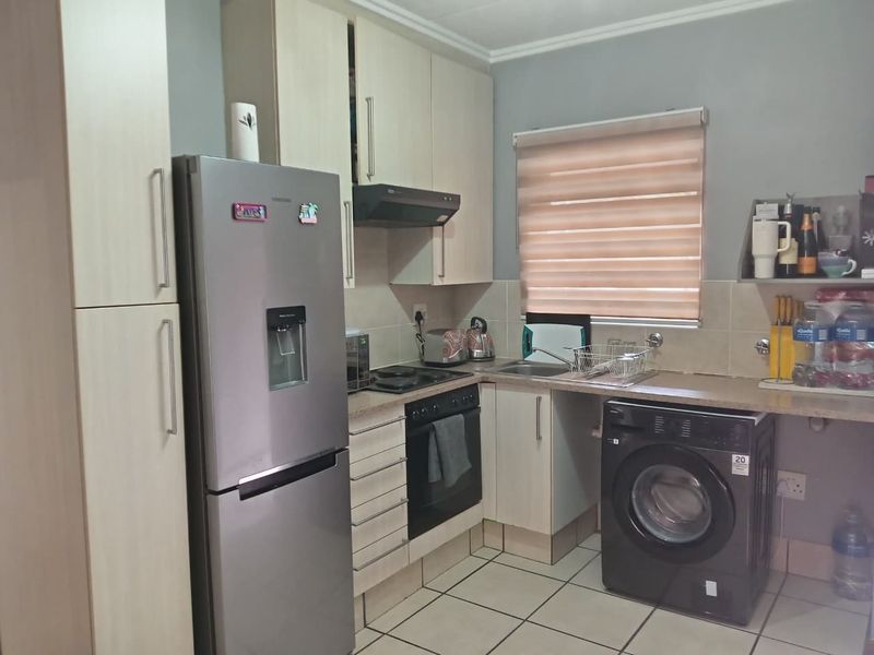 Chic and Secure Urban Living in Sunset Boulevard - Photo 2