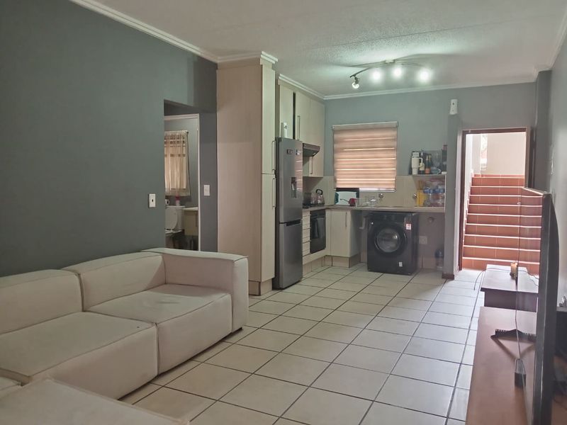 Chic and Secure Urban Living in Sunset Boulevard - Photo 4