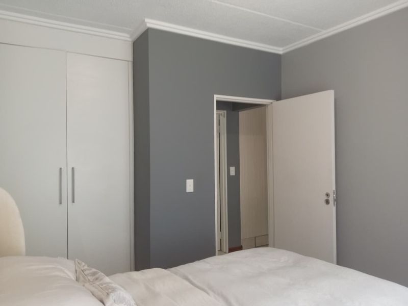 Chic and Secure Urban Living in Sunset Boulevard - Photo 10