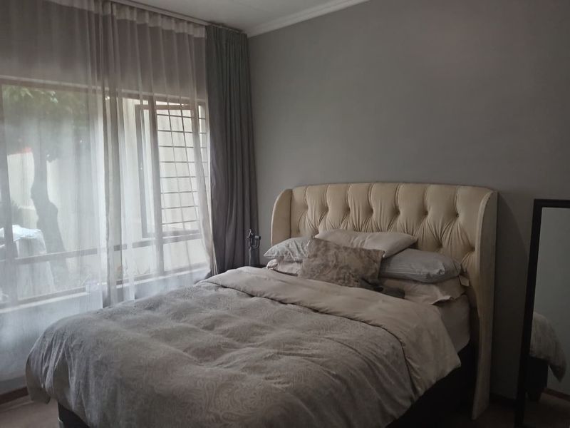 Chic and Secure Urban Living in Sunset Boulevard - Photo 7