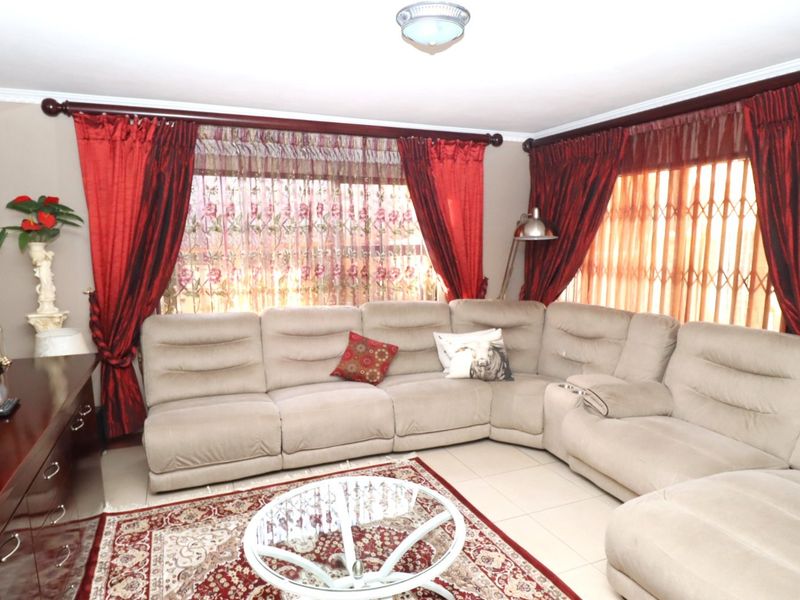 Executive Residence in Erasmuskloof – Premium Home for Professional Living, Business Conversion, or Strategic Investment - Photo 9