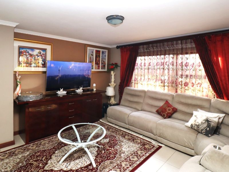 Executive Residence in Erasmuskloof – Premium Home for Professional Living, Business Conversion, or Strategic Investment - Photo 10