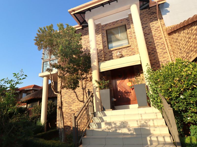 Executive Residence in Erasmuskloof – Premium Home for Professional Living, Business Conversion, or Strategic Investment - Photo 2