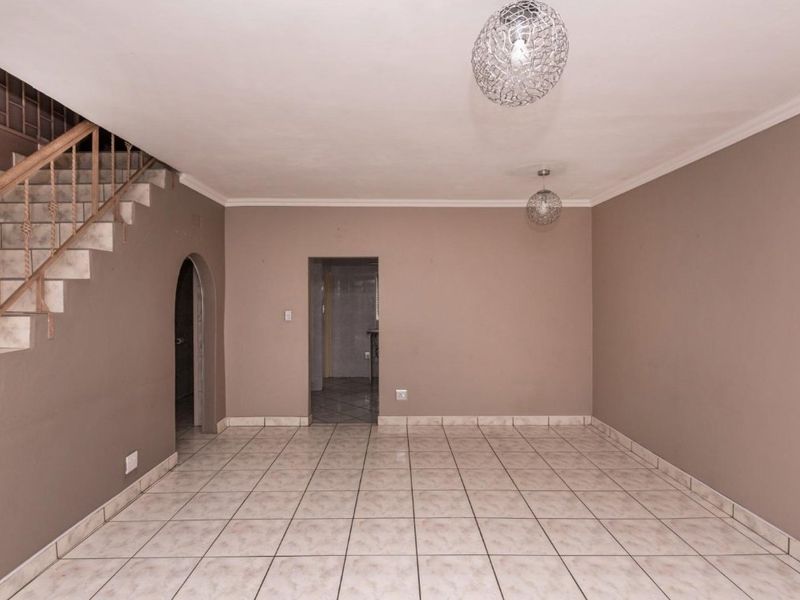 Spacious, 2 Bedroom, Pet friendly Duplex complex.  - Photo 2