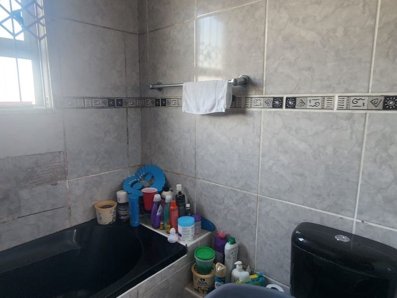 3 Bed House in Mdantsane Nu 17, Mdantsane for Sale - Photo 9