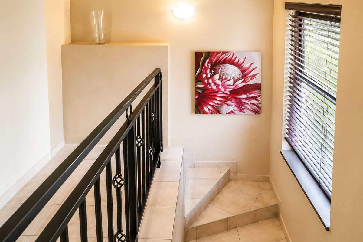 Spacious 3-Bedroom Double-Storey Townhouse with Private Garden in Bartlett - Photo 5