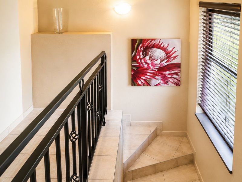 Spacious 3-Bedroom Double-Storey Townhouse with Private Garden in Bartlett - Photo 5