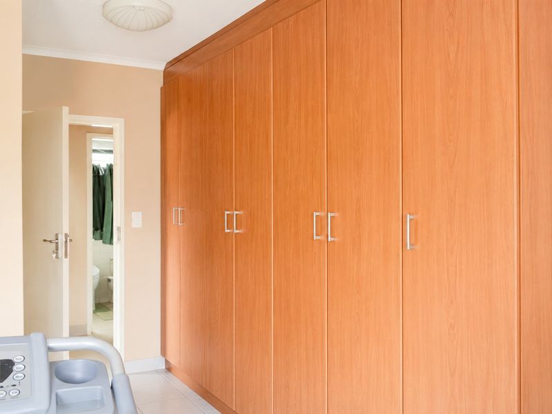 Spacious 3-Bedroom Double-Storey Townhouse with Private Garden in Bartlett - Photo 10