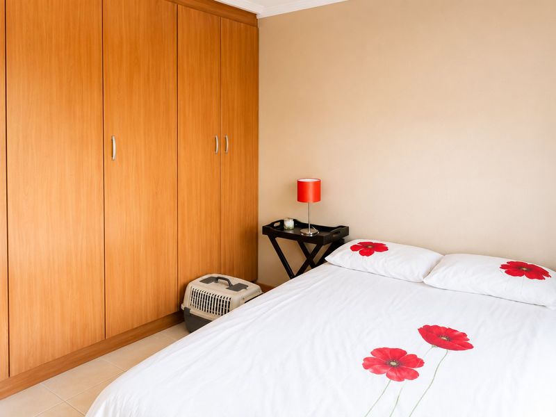 Spacious 3-Bedroom Double-Storey Townhouse with Private Garden in Bartlett - Photo 6