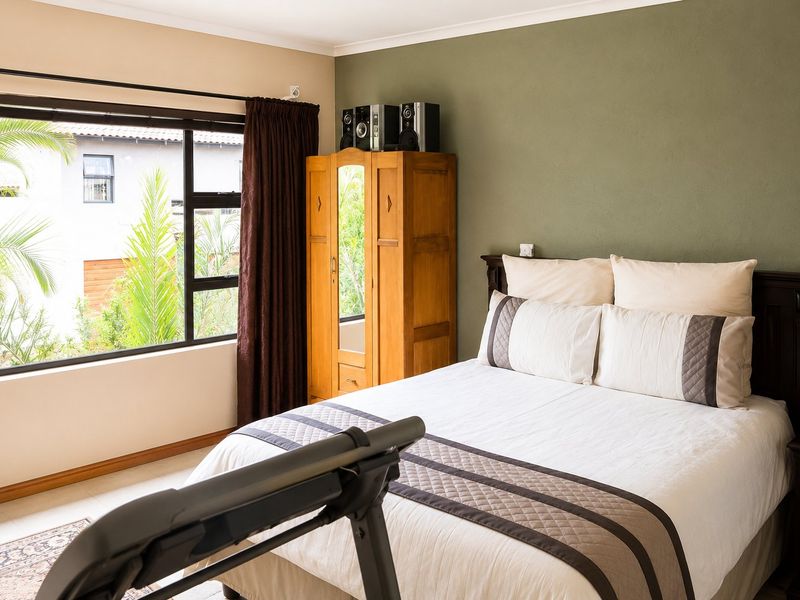 Spacious 3-Bedroom Double-Storey Townhouse with Private Garden in Bartlett - Photo 7