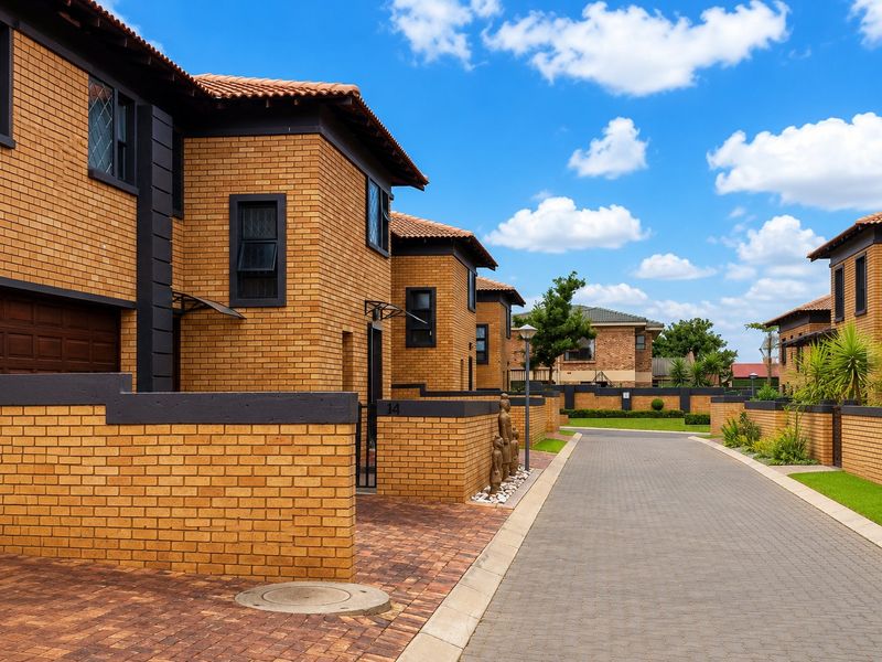 Spacious 3-Bedroom Double-Storey Townhouse with Private Garden in Bartlett - Photo 1