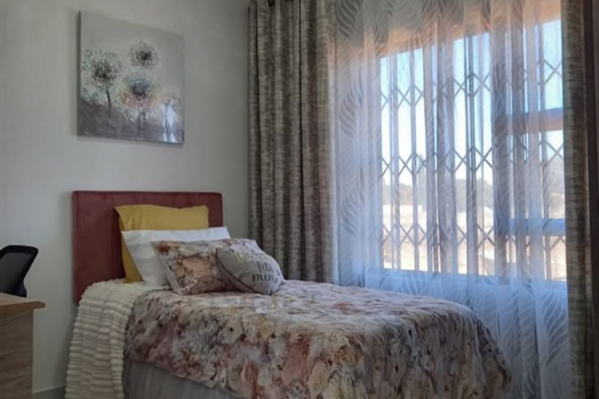 Two bedrooms and one full bathroom - Photo 5
