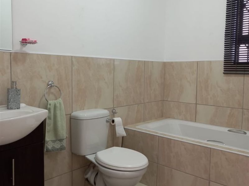 Two bedrooms and one full bathroom - Photo 9